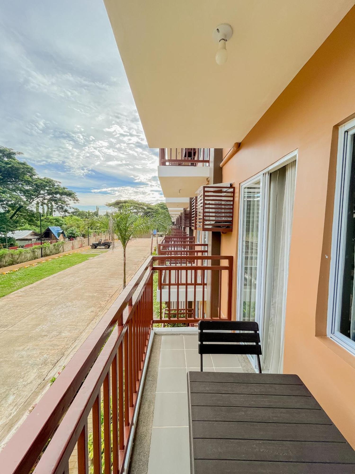 2 Bedroom And Studio Apartments With Private Pool And Gym In Vista Manors Verdant Puerto Princesa Luaran gambar
